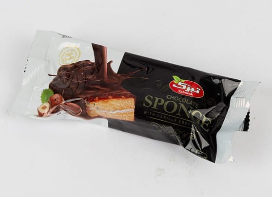 کیک دولایه اسفنجی با مغزی وانیل و روکش کاکائو تبرک